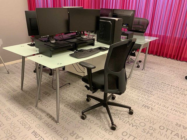 Bureau met bureaustoel (3x) - afbeelding 1 van  7