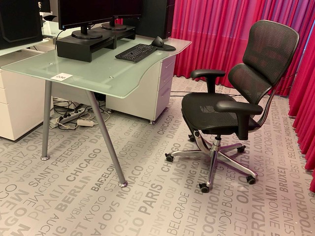 Bureau met bureaustoel (3x) - afbeelding 4 van  7