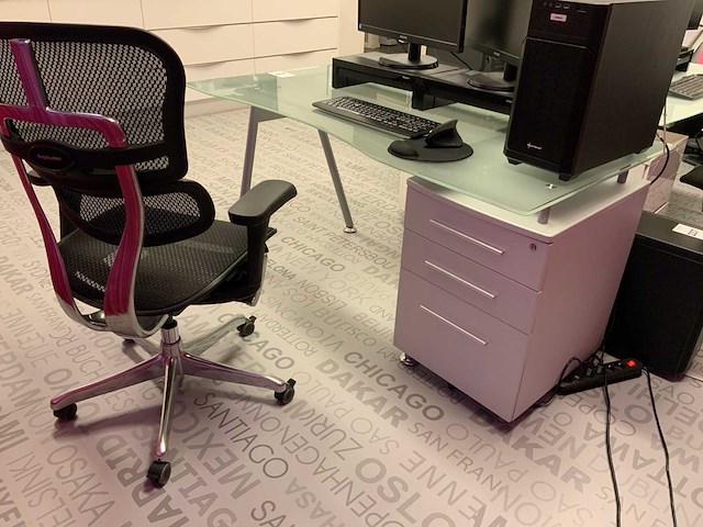 Bureau met bureaustoel (3x) - afbeelding 5 van  7