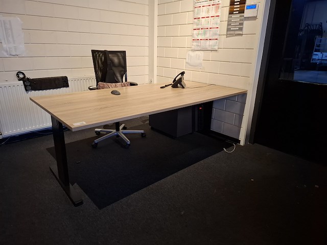 Bureau met bureaustoel en 3x ladeblok - afbeelding 1 van  8