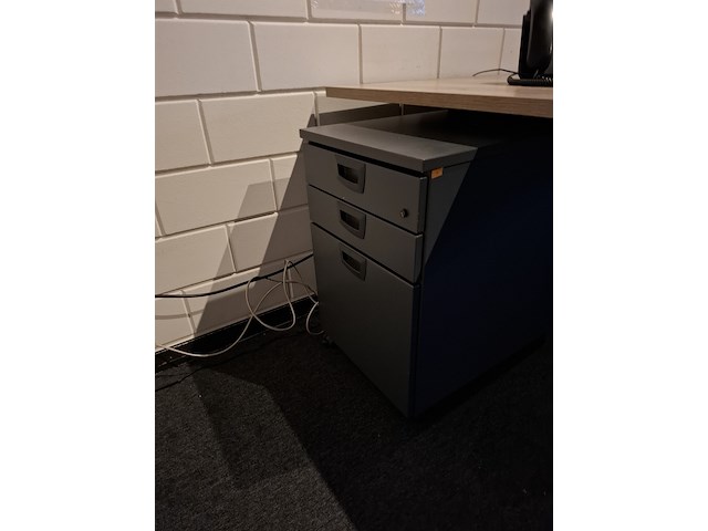 Bureau met bureaustoel en 3x ladeblok - afbeelding 7 van  8