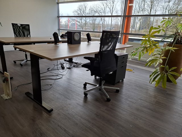 Bureau met bureaustoel en ladeblok - afbeelding 1 van  9