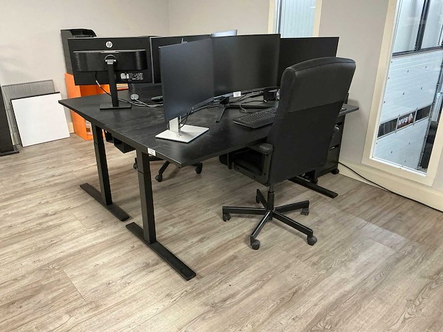 Bureau met bureaustoel en ladenblok (2x) - afbeelding 1 van  4