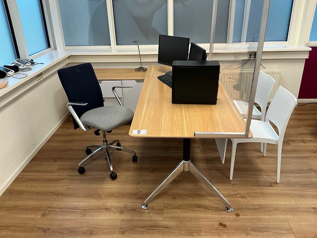 Bureau met bureaustoel - afbeelding 1 van  11