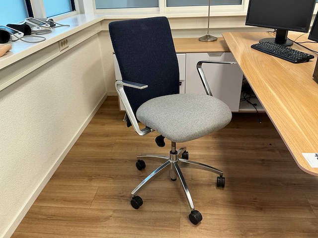 Bureau met bureaustoel - afbeelding 6 van  11