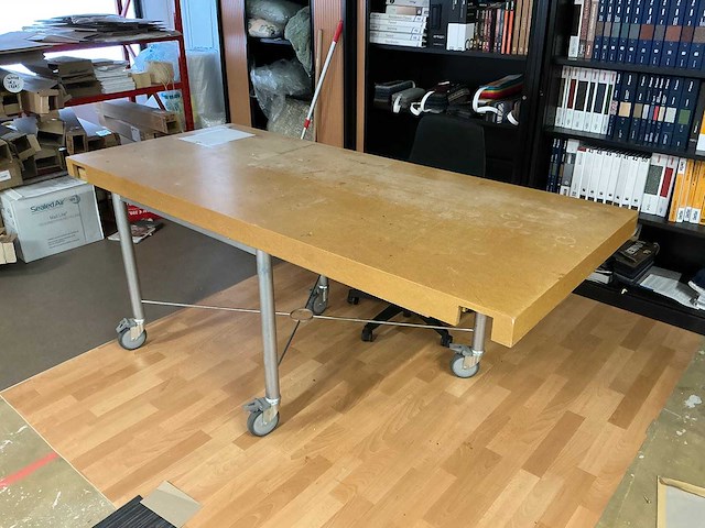 Bureau met bureaustoel - afbeelding 1 van  4