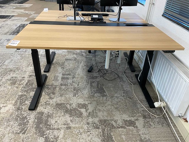 Bureau met bureaustoel - afbeelding 3 van  10