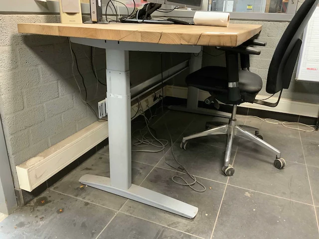 Bureau met bureaustoel - afbeelding 3 van  8