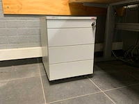 Bureau met bureaustoel - afbeelding 9 van  10