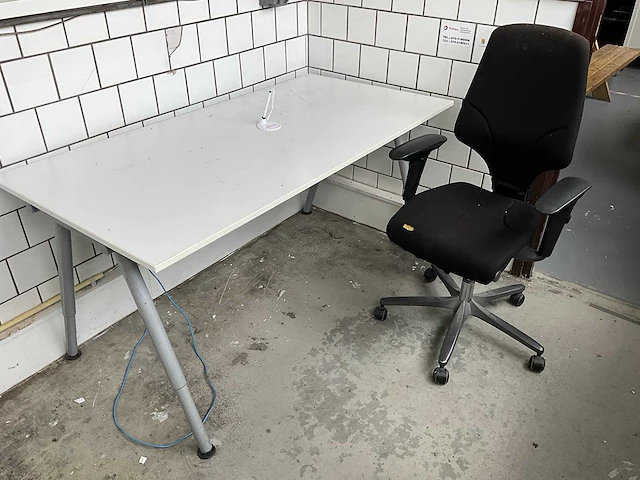 Bureau met bureaustoel - afbeelding 1 van  3