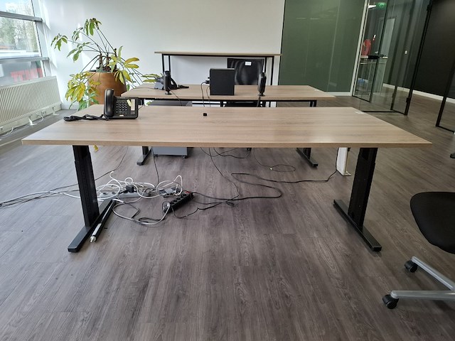 Bureau met bureaustoel - afbeelding 3 van  6