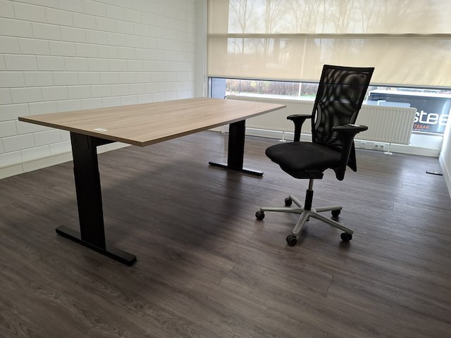 Bureau met bureaustoel - afbeelding 1 van  6
