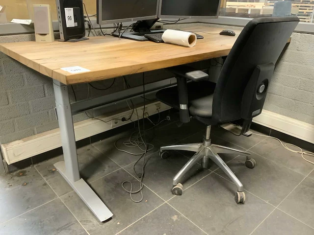 Bureau met bureaustoel - afbeelding 2 van  8