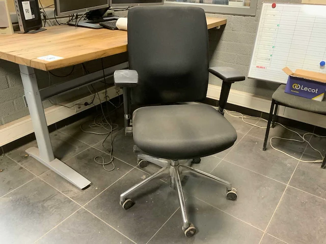 Bureau met bureaustoel - afbeelding 7 van  8