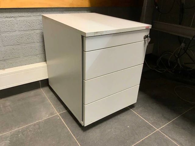 Bureau met bureaustoel - afbeelding 2 van  10