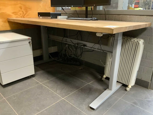 Bureau met bureaustoel - afbeelding 6 van  10