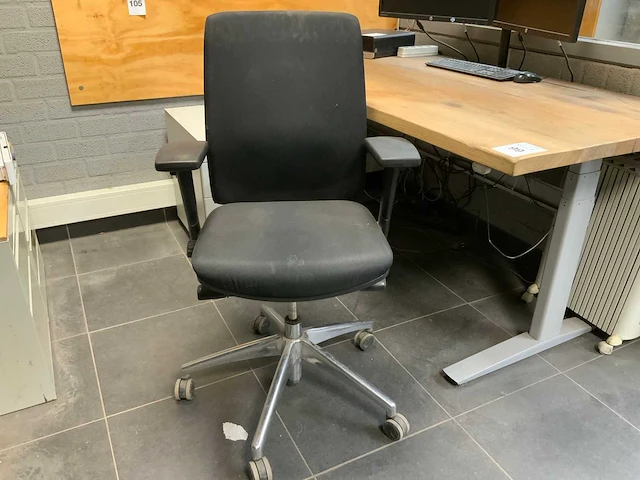 Bureau met bureaustoel - afbeelding 7 van  10