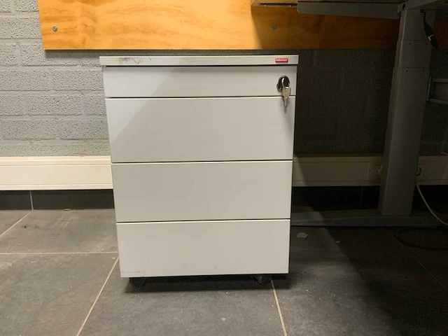 Bureau met bureaustoel - afbeelding 10 van  10