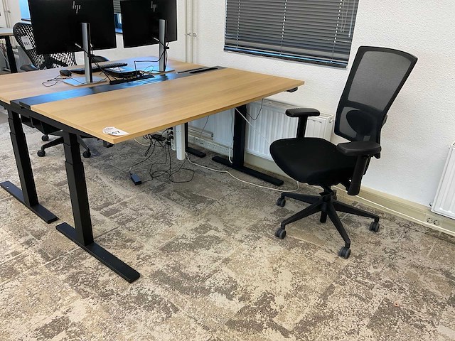 Bureau met bureaustoel - afbeelding 1 van  6