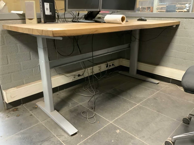 Bureau met bureaustoel - afbeelding 4 van  8