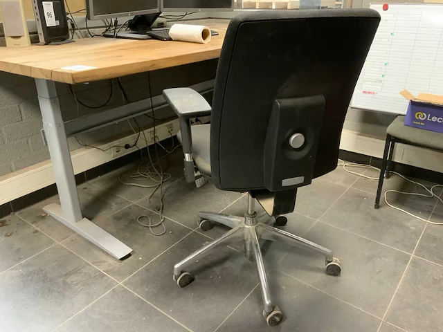 Bureau met bureaustoel - afbeelding 8 van  8
