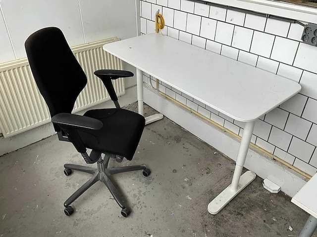 Bureau met bureaustoel - afbeelding 1 van  3