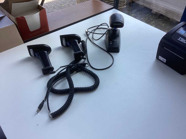 Bureau met kantoor inventaris en benodigdheden - afbeelding 1 van  11
