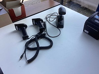 Bureau met kantoor inventaris en benodigdheden - afbeelding 1 van  11
