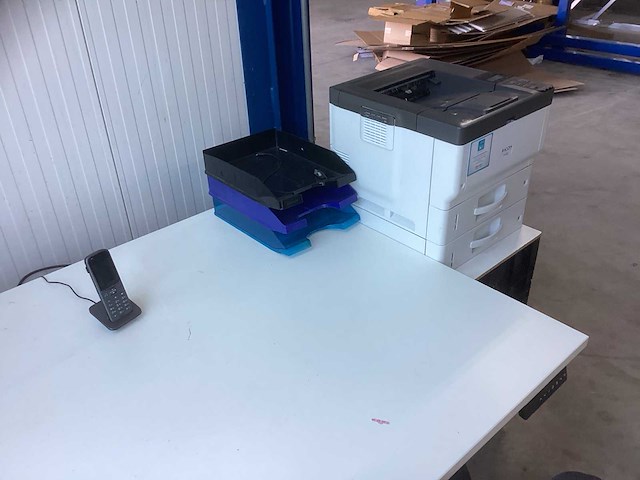 Bureau met kantoor inventaris en benodigdheden - afbeelding 2 van  11