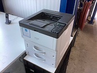 Bureau met kantoor inventaris en benodigdheden - afbeelding 3 van  11