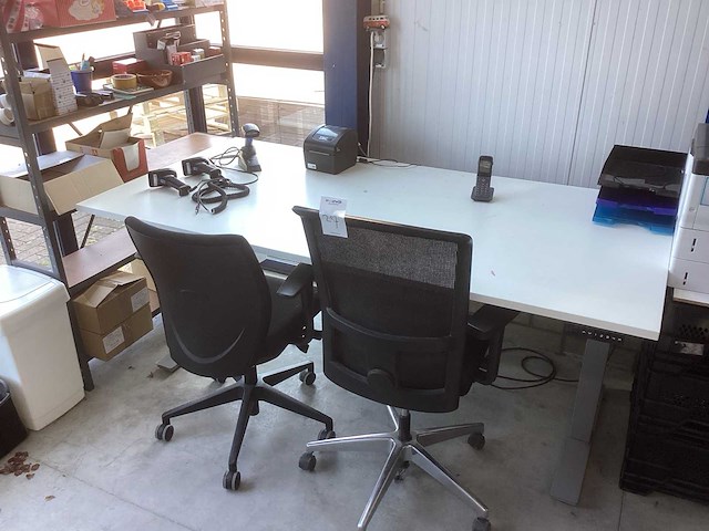 Bureau met kantoor inventaris en benodigdheden - afbeelding 4 van  11