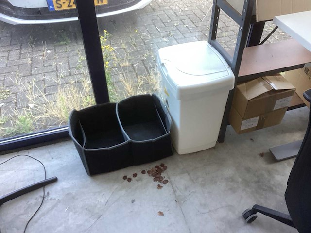 Bureau met kantoor inventaris en benodigdheden - afbeelding 5 van  11
