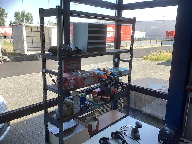 Bureau met kantoor inventaris en benodigdheden - afbeelding 6 van  11