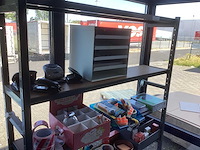 Bureau met kantoor inventaris en benodigdheden - afbeelding 7 van  11