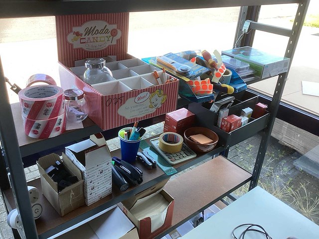 Bureau met kantoor inventaris en benodigdheden - afbeelding 8 van  11