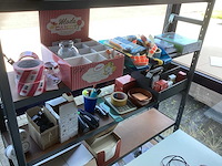 Bureau met kantoor inventaris en benodigdheden - afbeelding 8 van  11