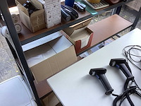 Bureau met kantoor inventaris en benodigdheden - afbeelding 9 van  11