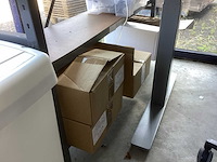 Bureau met kantoor inventaris en benodigdheden - afbeelding 10 van  11