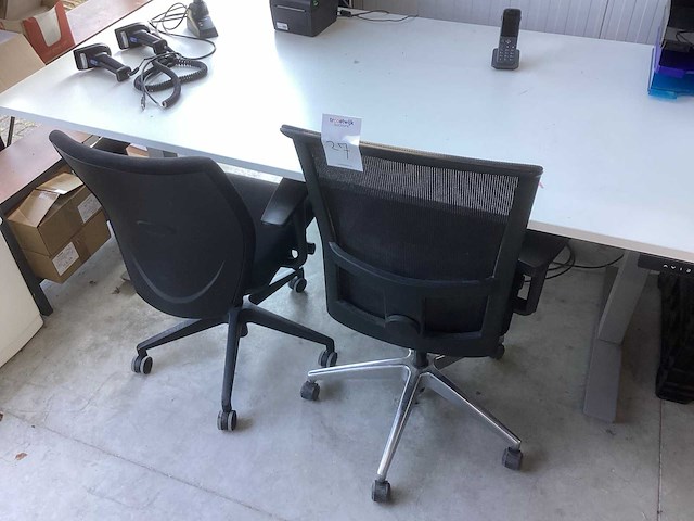 Bureau met kantoor inventaris en benodigdheden - afbeelding 11 van  11