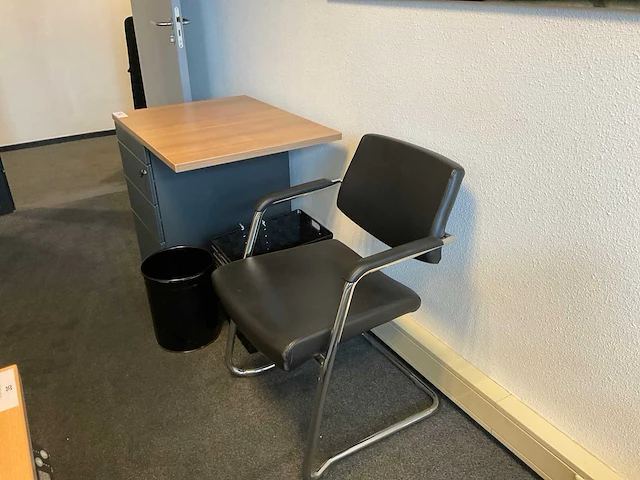 Bureau met kasten - afbeelding 1 van  8