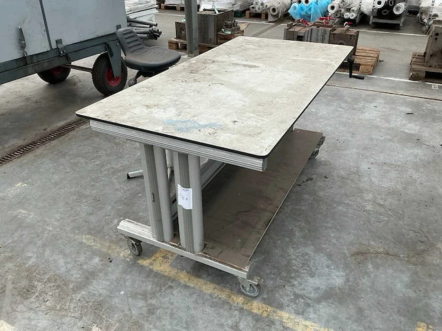Bureau met kruk - afbeelding 1 van  5