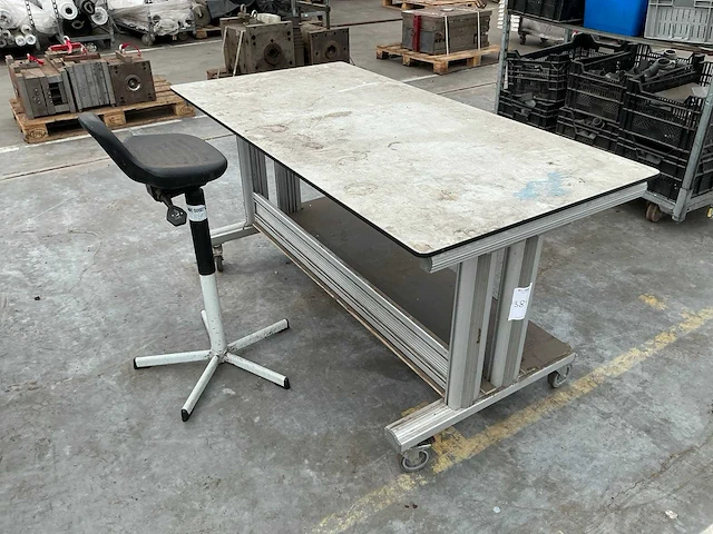 Bureau met kruk - afbeelding 2 van  5