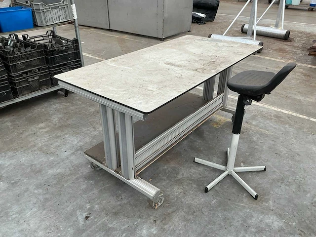 Bureau met kruk - afbeelding 3 van  5