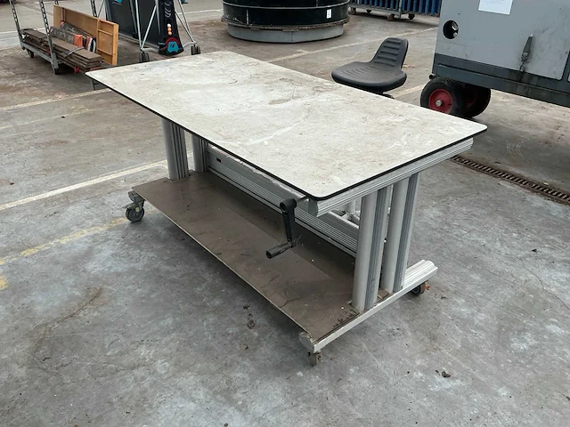 Bureau met kruk - afbeelding 4 van  5