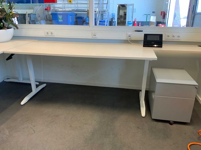 Bureau met ladeblok (4x) - afbeelding 1 van  12