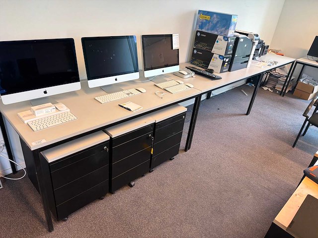 Bureau met ladeblok (5x) - afbeelding 1 van  3
