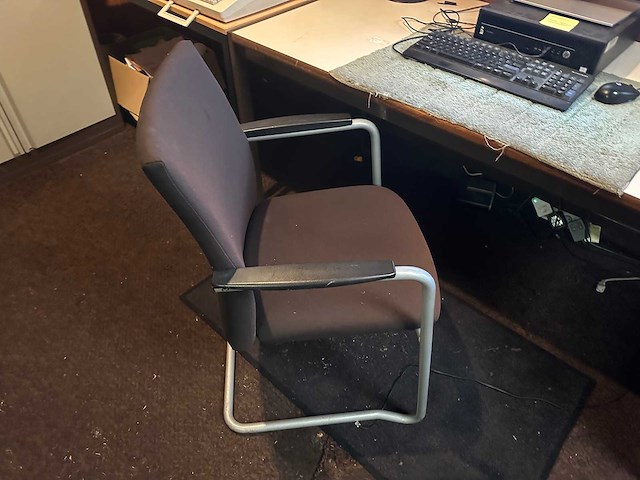 Bureau met ladeblok en stoel - afbeelding 2 van  3