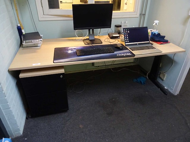 Bureau met ladeblok - afbeelding 1 van  2