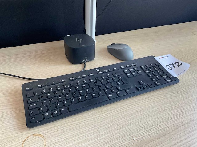 Bureau met monitoren - afbeelding 2 van  12