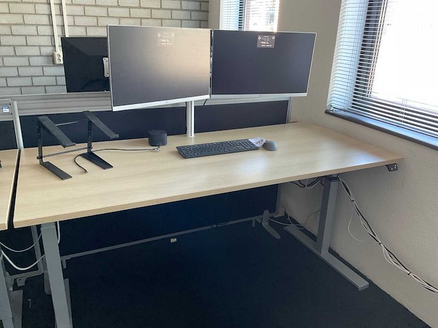 Bureau met monitoren - afbeelding 1 van  12